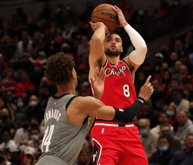 广东队碾压新疆队,欧文惊艳四座 广东队碾压新疆队,欧文惊艳四座