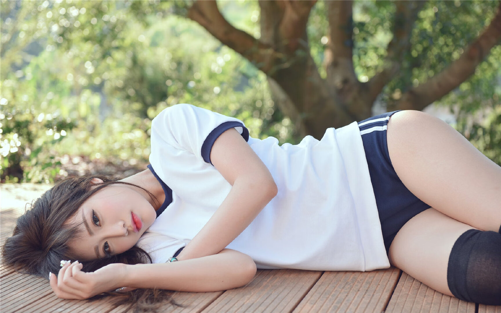 奥斯梅恩的轰鸣，当巴萨战术在亚斯码头赛道上演，谁才是真正的地面压制大师？